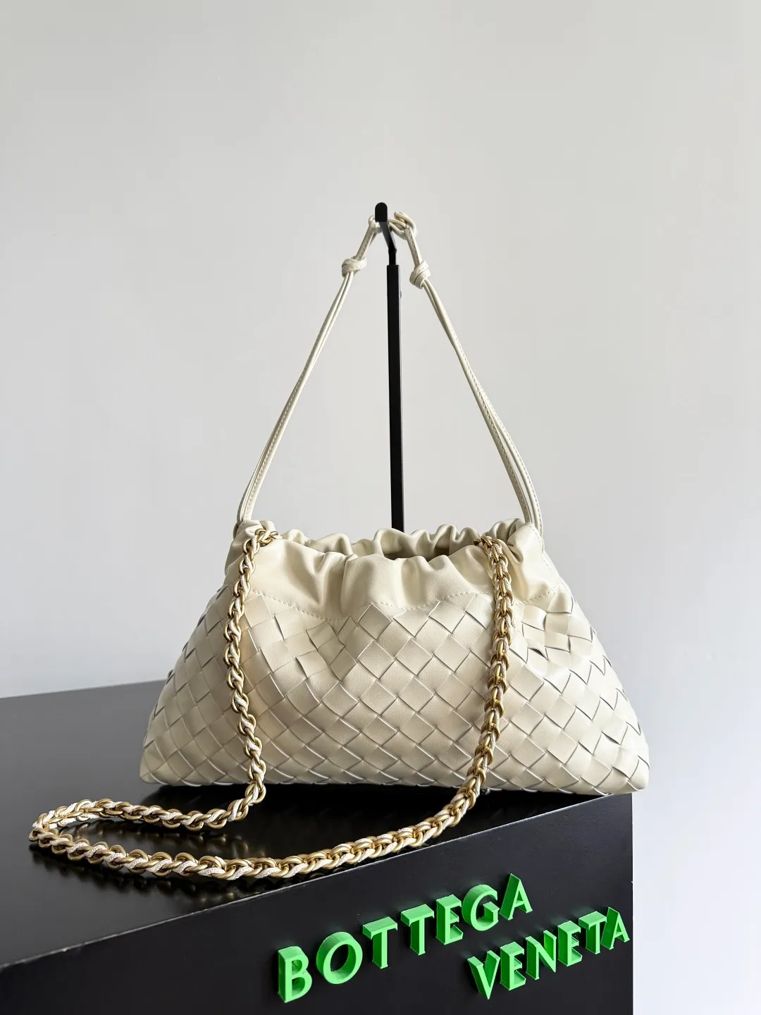 Batch 1680 BOTTEGA VENETA 2025 new women's Dustbag Notte clutch. Dustbag, which has been very popular since its launch, has a chain clause! ! The hand-carrying method is reminiscent of the classic bag type Pouch , light and elegant, the reserved drawstring design allows the bag to be used as an armpit bag, and the chain is longer, which is very suitable for sisters who like to free their hands and carry cross-body backpacks. No matter which way you carry it, you can change the back according to the occasion and your mood that day. It can make the overall outfit more fashionable🪄🪄The body of the bag has also been widened. It is the rainy season and the weather is hot. The bag can easily accommodate a small umbrella and water bottle. The lining is made of nylon, which is light and comfortable to carry, and is very suitable for summer use. Style number: 839394 Size: 33*19*8cm